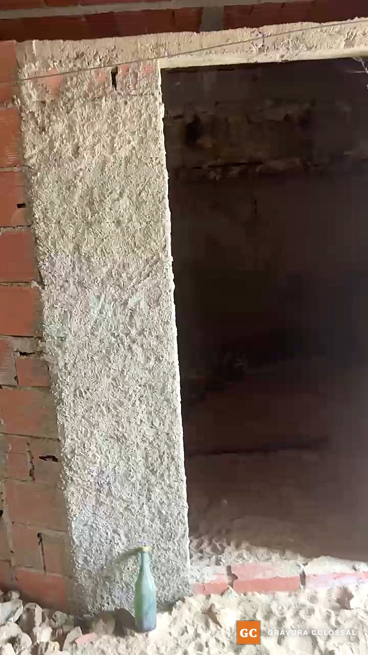 Abertura de vão na parede de pedra existente.
