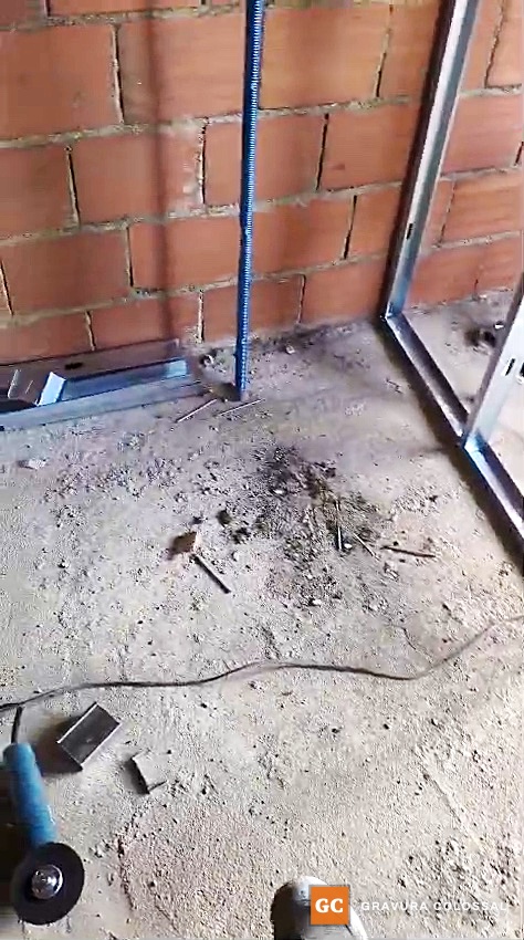 Divisórias em tijolo e passagem das condutas.