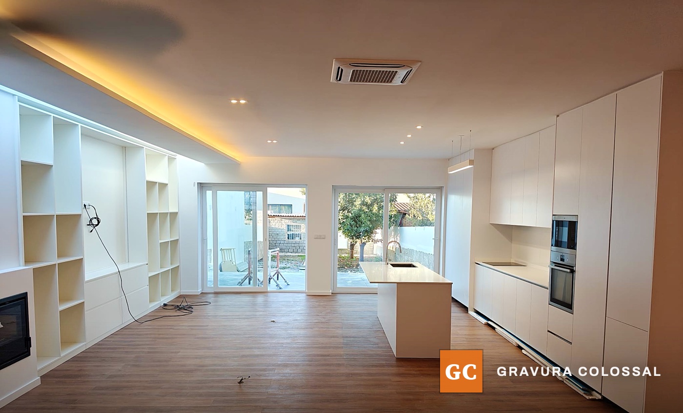 Sala e cozinha em plano aberto, com saída para o pátio.