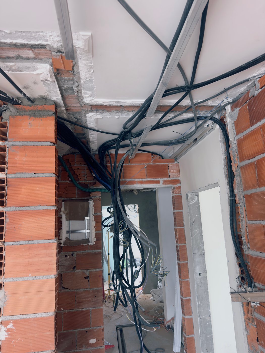 Abertura de roços e passagem de novas infraestruturas nas alvenarias.