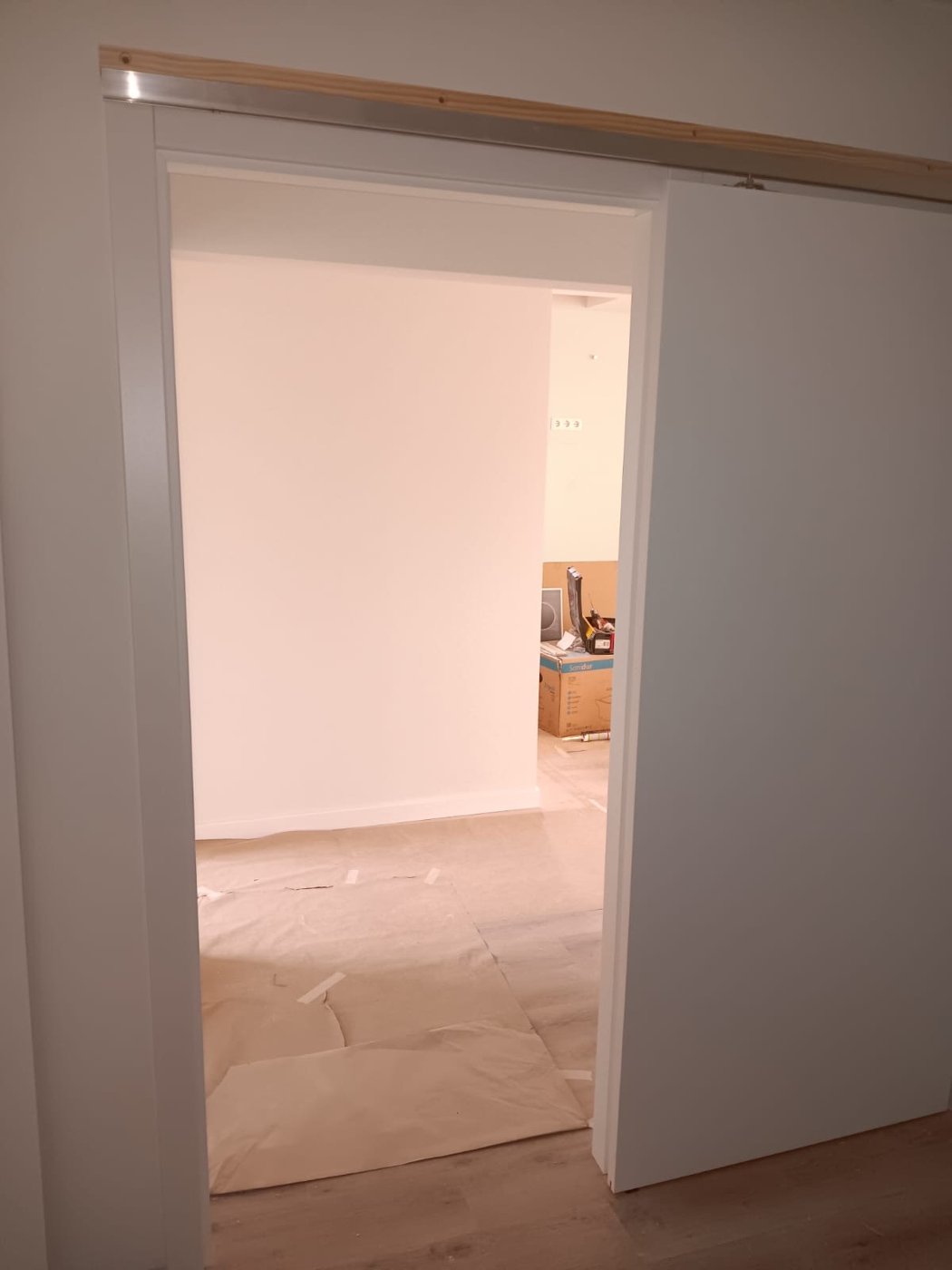 Vão concluído entre a sala e a circulação.