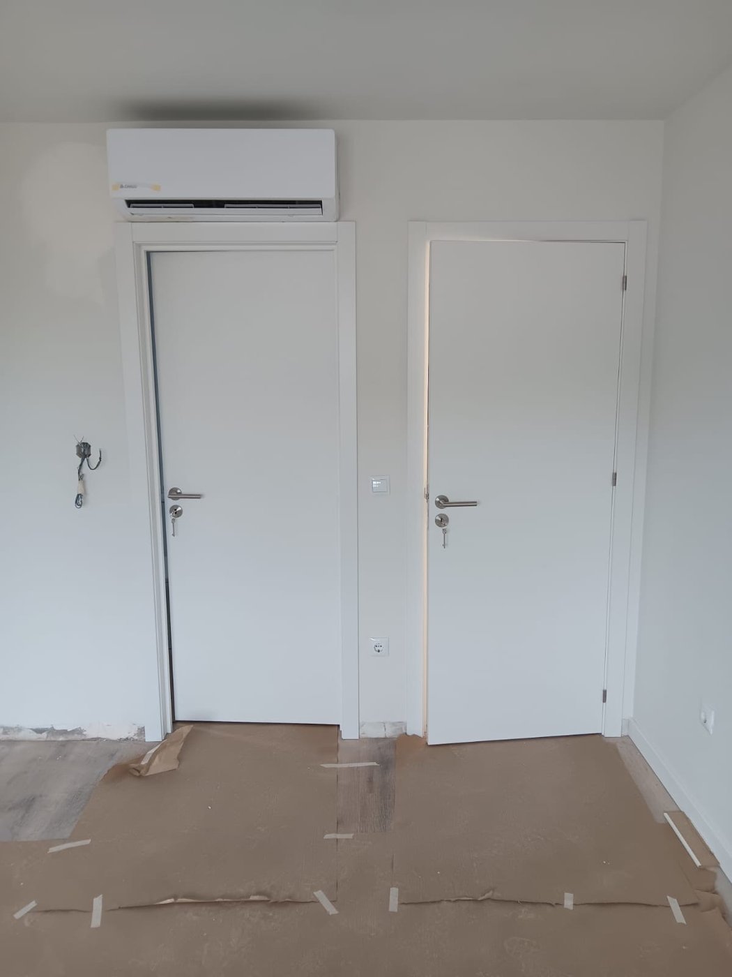 Unidade de ar condicionado integrada sobre o vão da porta.