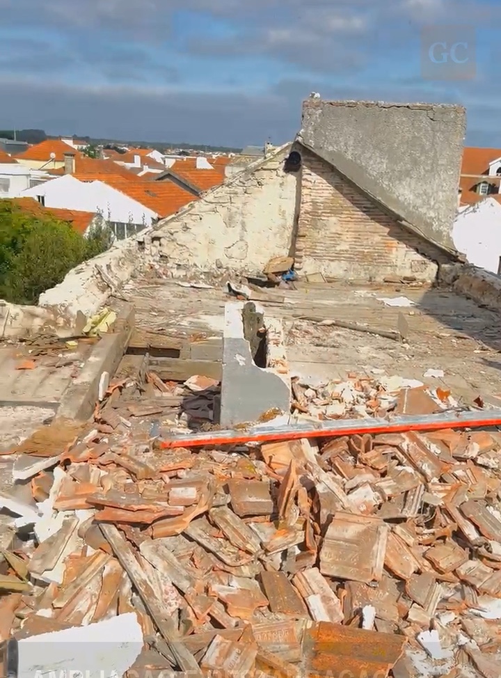 Telha e entulho retirados, com a empena à vista.