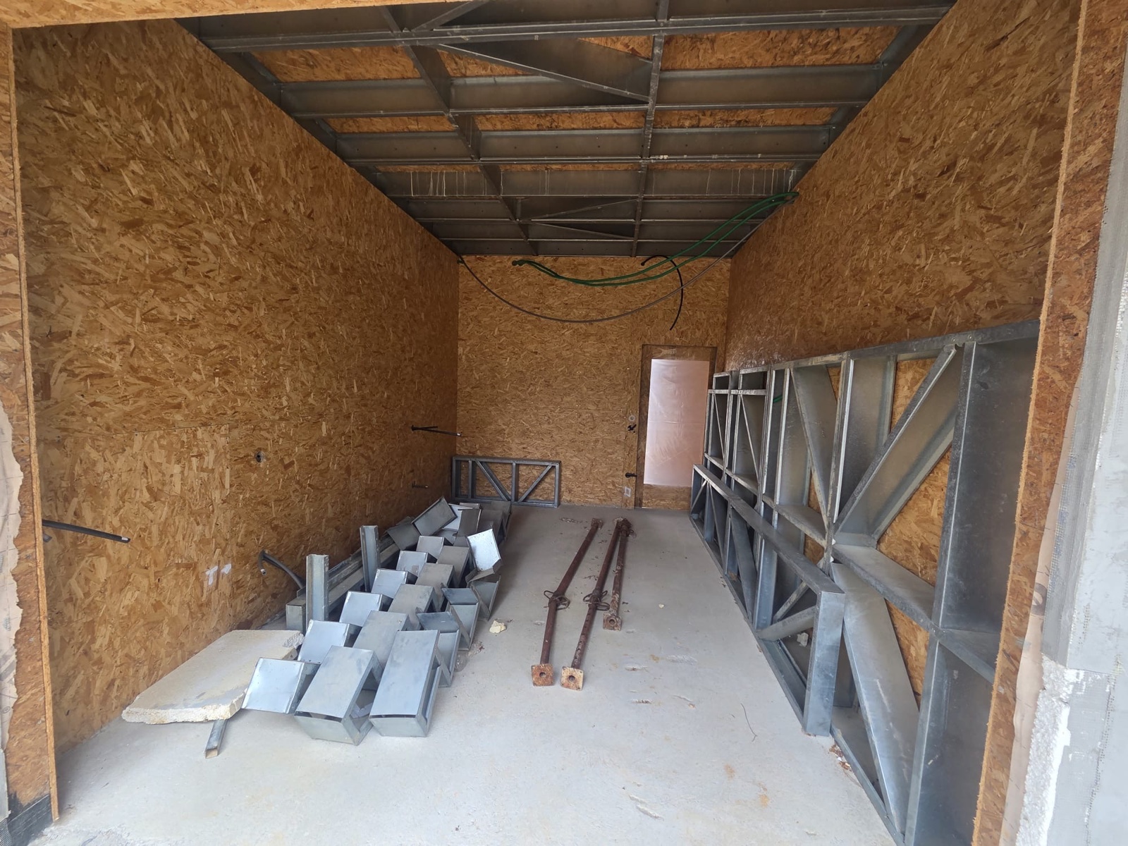 Perfis de aço galvanizado e pórticos, à espera de montagem.