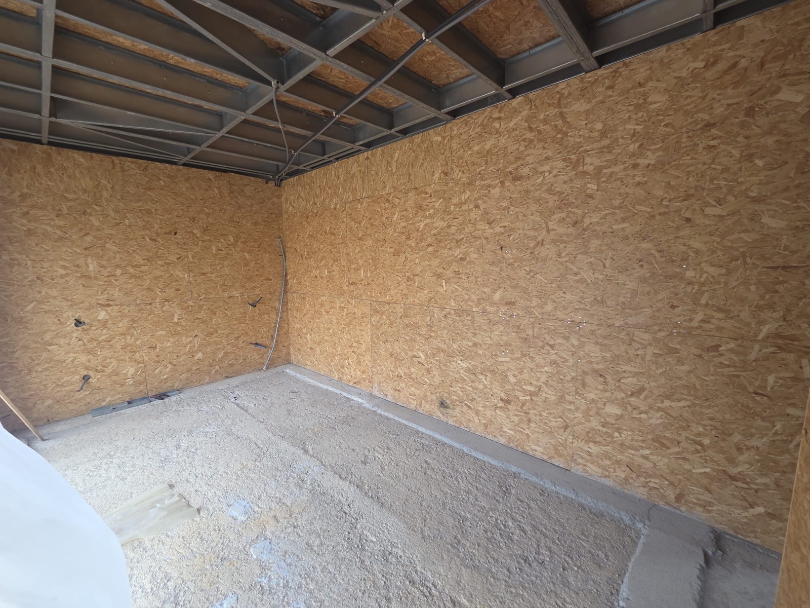 Compartimento fechado com OSB, pronto para o isolamento.