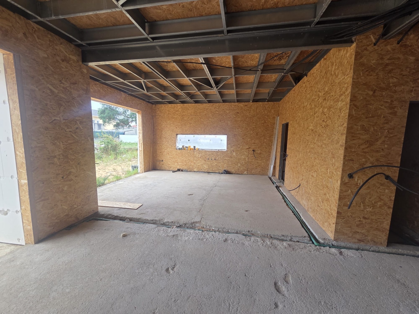 Sala com o vão corrido para o exterior.