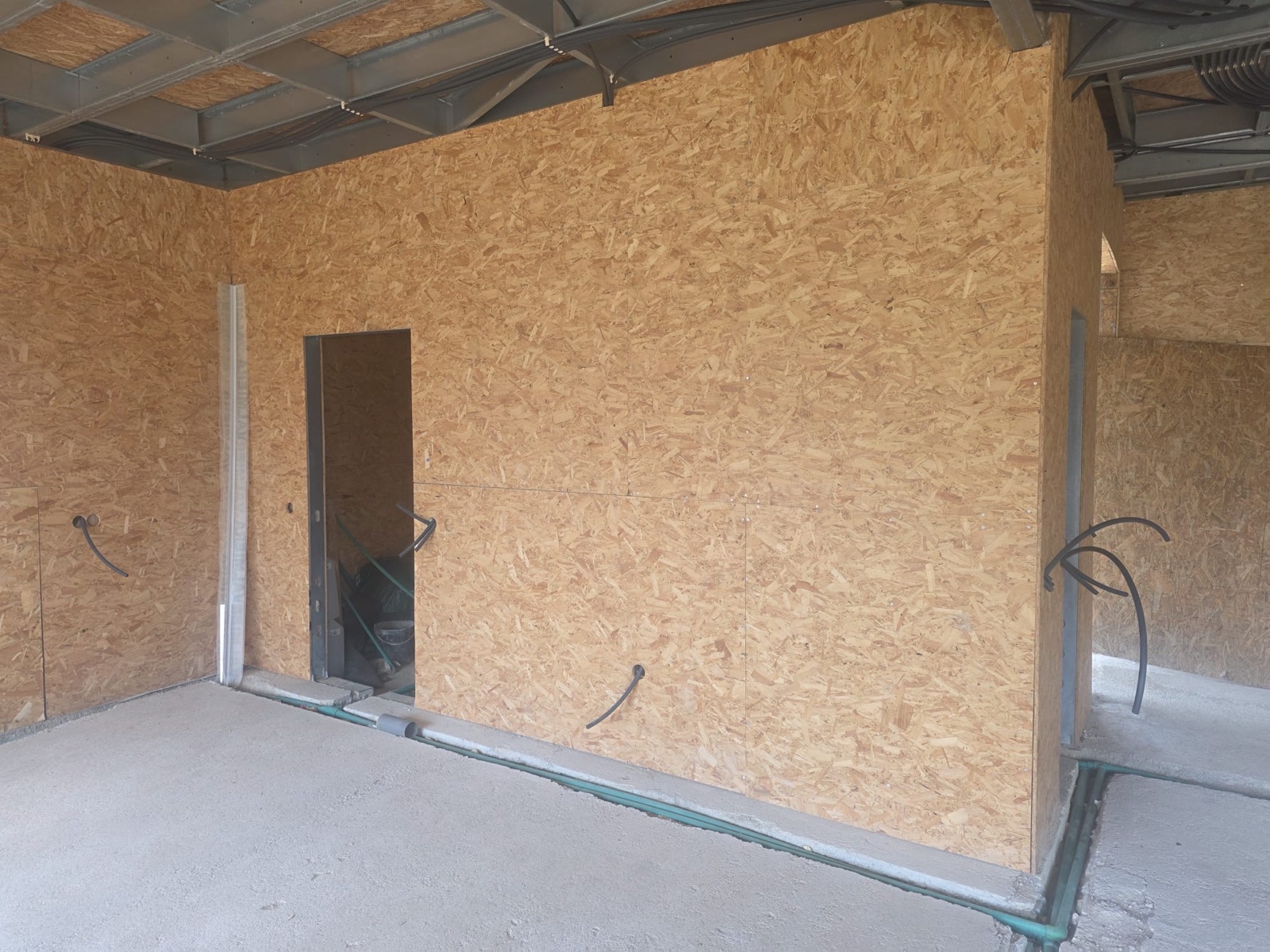 Divisória interior com o aro metálico da porta.
