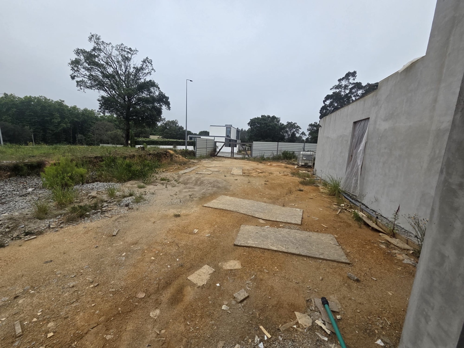 O conjunto sobre o terreno, com o logradouro por tratar.