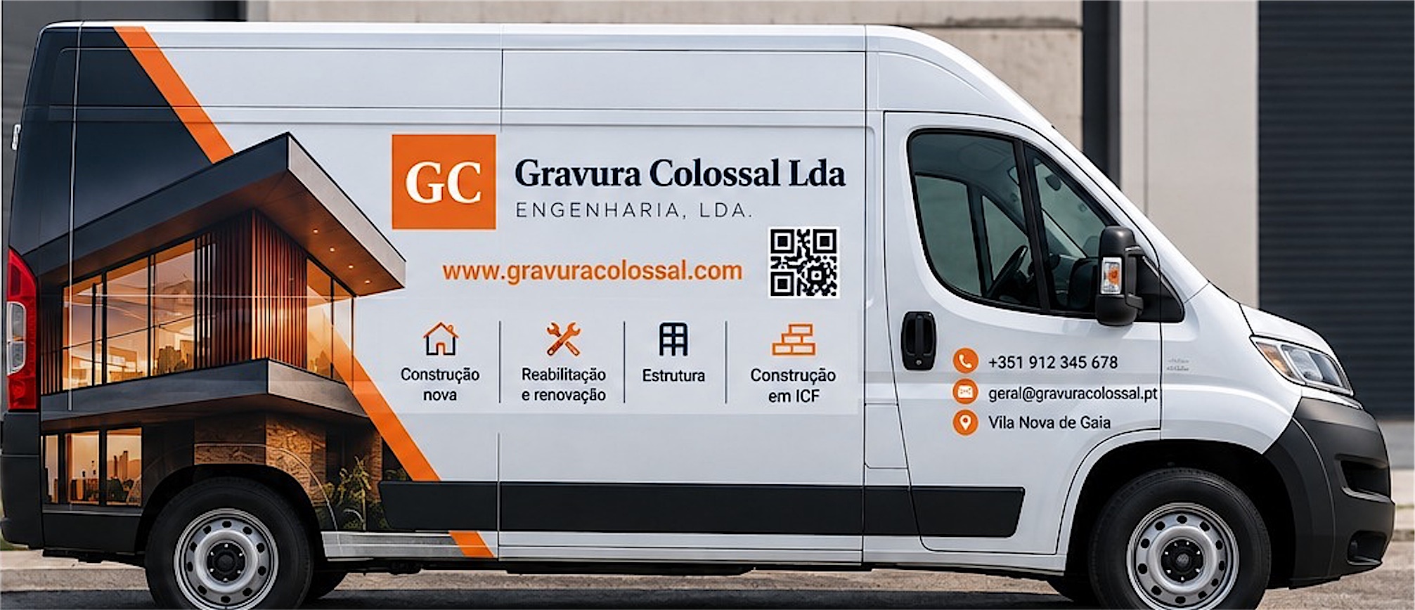 A carrinha da Gravura Colossal Engenharia vista de lado, de ponta a ponta, com o logótipo, o endereço do site e os serviços impressos na lateral.